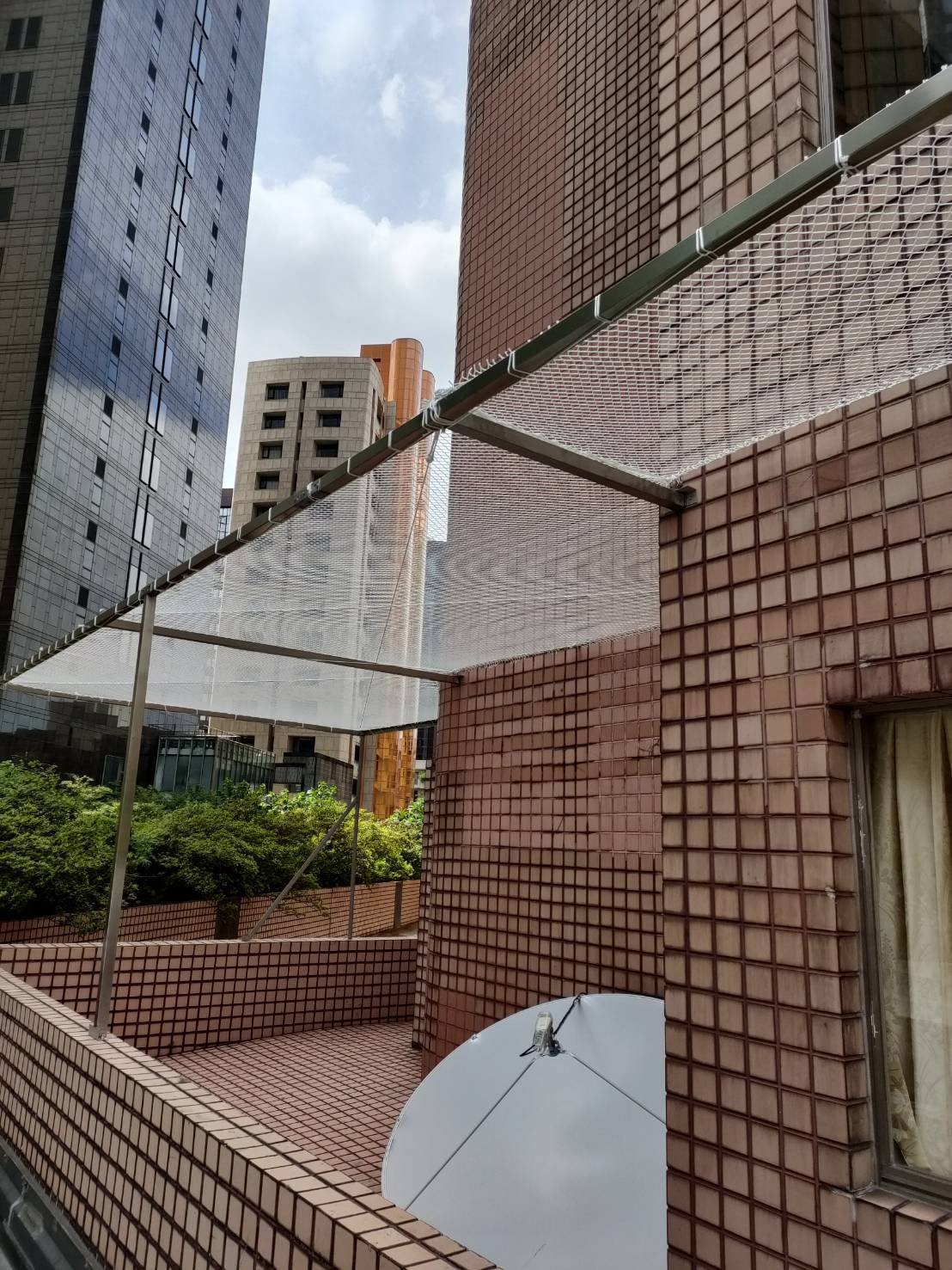 大樓轉角外牆架設磁磚掉落防護網